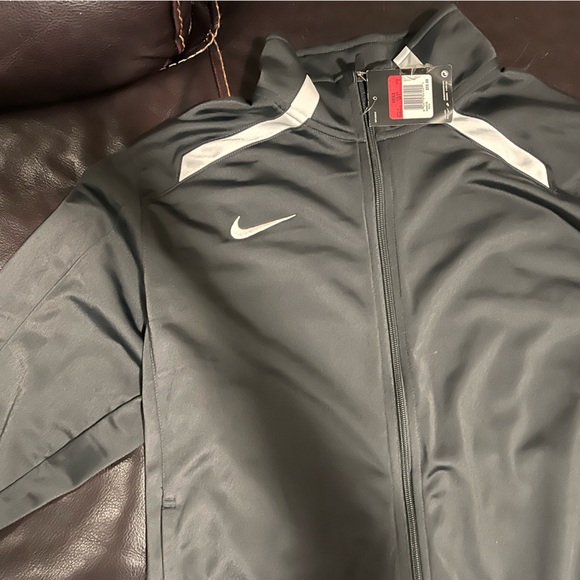 Nike Men's Black Jacket - Picture 3 of 5